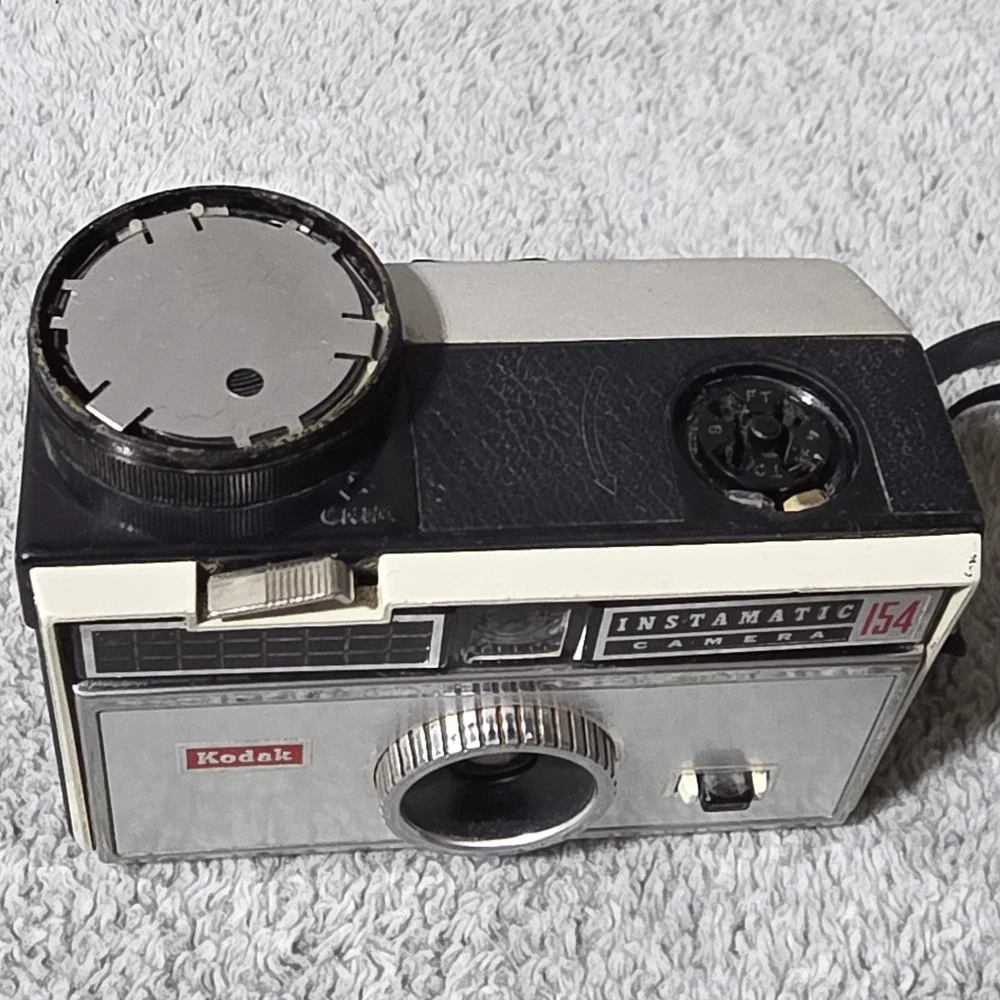 Vintage 1960's Kodak Instamatic 154 Film Camera